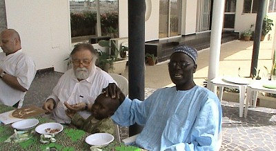 Oliver Douville, Charles Becker, Petit Momar, Professeur Momar Gueye, repas communautaire à la Résidence Vivre Art de Dakar